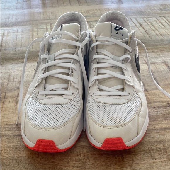 Nike Air Max White and Black with Red Accents - Picture 6 of 8